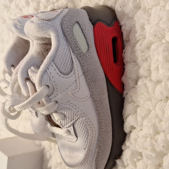 White Sneakers with Low-Top Design and Comfortable Lining size 6 - Picture 2 of 4